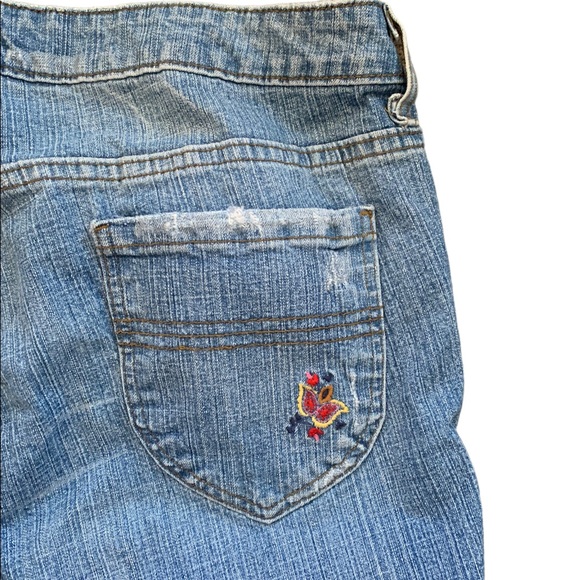 Vintage Mossimo Bell Bottom jeans with shredding and embroidered pockets - Picture 4 of 5